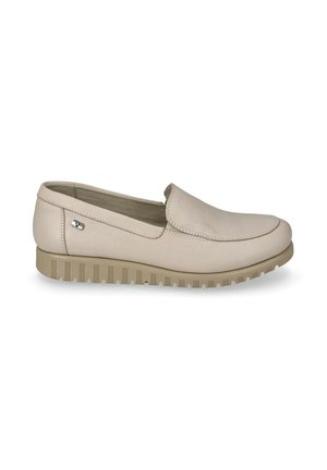Mocassino beige slip-on con tomaia cucita, collarino imbottito e suola in gomma scanalata per un comfort casual.