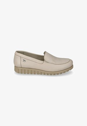 Mocassino beige slip-on con tomaia cucita, collarino imbottito e suola in gomma scanalata per un comfort casual.