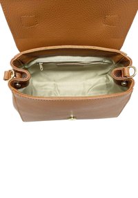 Hnědá kožená kabelka s texturovaným povrchem. Obsahuje vnitřní kapsu na zip a magnetické zapínání. Podšita lehkým materiálem.