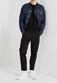 YOURTURN Stickad tröja - black