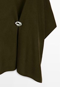 Coprispalle o poncho di tessuto verde oliva scuro, fissato sul davanti con una singola grande fibbia di metallo argentato intrecciato.