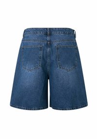 Denim kratke hlače z visokim pasom, v srednji modri barvi. Imajo dve zadnji žepki in trdne šive ob šivih. Gladka tekstura.