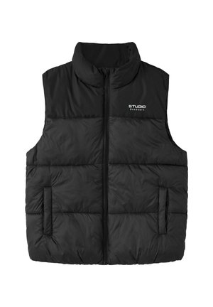 Sort puffervest med lynlås foran, høj krave, to sidelommer og "STUDIO Outdoors" logo på brystet.