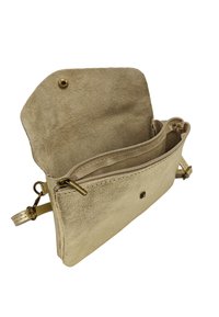 Pochette en cuir synthétique doré avec une surface texturée, un compartiment zippé et une fermeture à pression, dotée d'une sangle pour le porter.