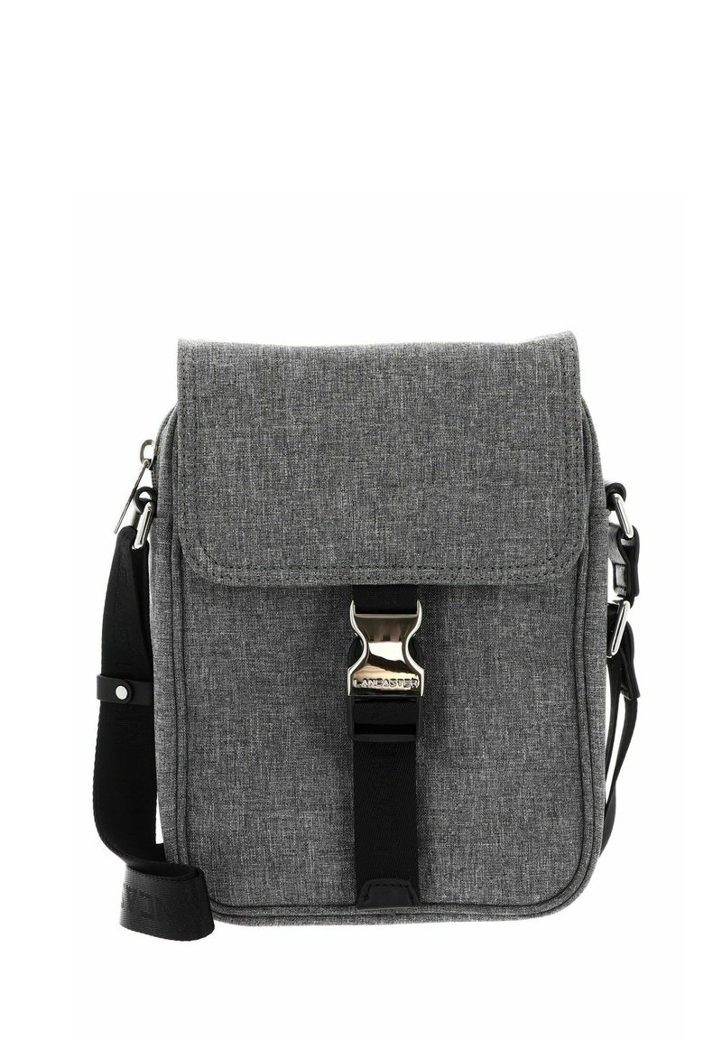 Borsa a tracolla in tessuto grigio con chiusura a pattina, hardware in metallo argentato e tracolla nera. Presenta una superficie testurizzata e angoli rinforzati.