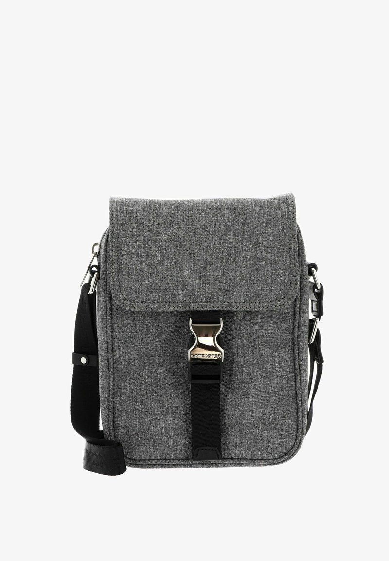 Borsa a tracolla in tessuto grigio con chiusura a pattina, hardware in metallo argentato e tracolla nera. Presenta una superficie testurizzata e angoli rinforzati.