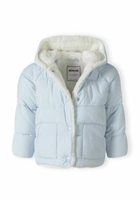Svijetloplava puffer jakna s pahuljastom bijelom podstavom, zatvaranjem na kopče i dva prednja džepa. Ima kapuljaču i kratke, napuhane rukave.