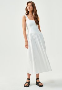ST MRLO ELLISA MIDI - Vapaa-ajan mekko - white