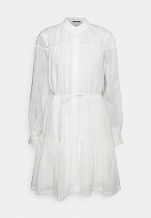 Vestido blanco con mangas largas, cuello alto y cierre de botones en la parte delantera. Presenta una cintura ajustable con cordón, falda en capas y detalles texturizados en los hombros.