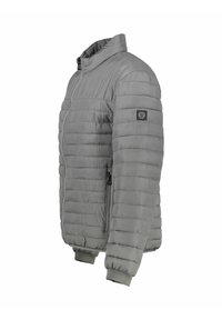 Szara pikowana kurtka z ociepleniem, wysokim kołnierzem, poziomym wzorem pikowania, kieszeniami na suwak i elastycznymi mankietami. Na rękawie znajduje się naszywka z logo.