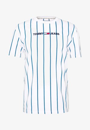 Chemise blanche à manches courtes avec des rayures verticales bleues, avec le texte "TOMMY JEANS" et le logo centrés sur la poitrine.