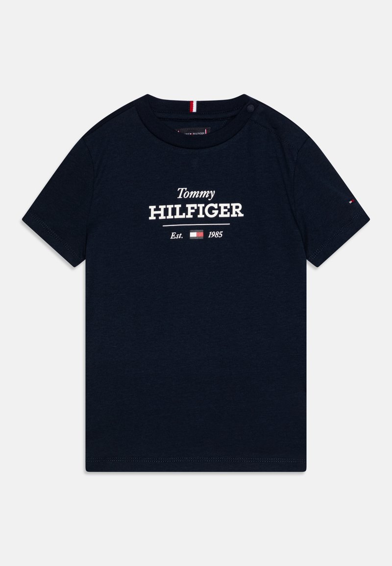 Tamsus medvilninis marškinėliai su baltu logo "Tommy HILFIGER" ir tekstu "Est. 1985", su apvaliu iškirpimu ir trumpomis rankovėmis.