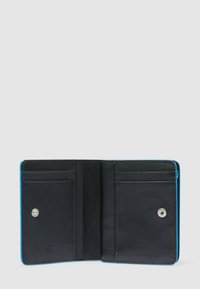 Zwarte leren portemonnee met een blauwe rand. Heeft meerdere kaartsleuven, een centraal vak en een drukknoopsluiting. Gladde textuur.