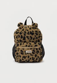 Mały plecak pluszowy w panterkę z dwoma okrągłymi uszami, przednią kieszenią na zamek błyskawiczny oraz czarną pętlą na uchwycie na górze.