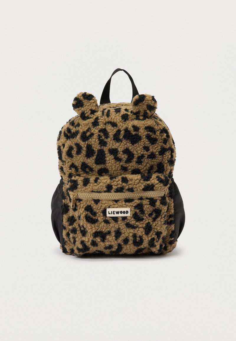 Mały plecak pluszowy w panterkę z dwoma okrągłymi uszami, przednią kieszenią na zamek błyskawiczny oraz czarną pętlą na uchwycie na górze.