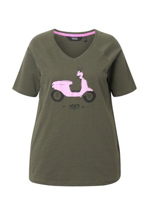 Olivgrünes T-Shirt mit V-Ausschnitt und kurzen Ärmeln. Mit einem pinkfarbenen Roller-Design und der Jahreszahl "1987" darunter. Hergestellt aus weichem, strukturiertem Stoff.