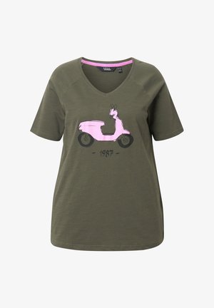 Olijfgroene T-shirt met een V-hals en korte mouwen. Voorzien van een roze scooterafbeelding en het jaar "1987" eronder. Gemaakt van een zachte, gestructureerde stof.