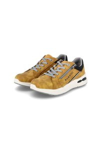 Tan suède sneakers met grijze veters, een zijrits en witte rubberen zolen met zwarte accenten. Geperforeerde details op het bovenwerk.