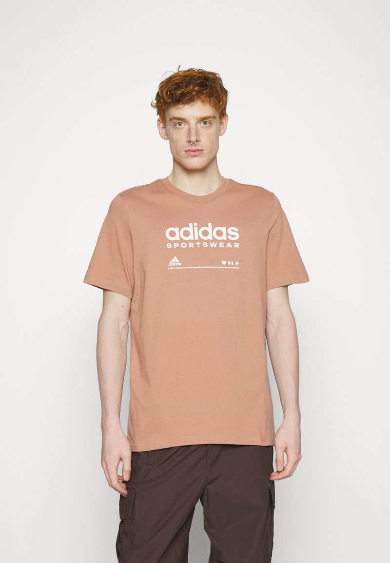 adidas Sportswear LOUNGE TEE Camiseta estampada clay strata/marrón