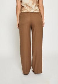 Minus ELVERA MID WAIST  - Stoffhose - tan