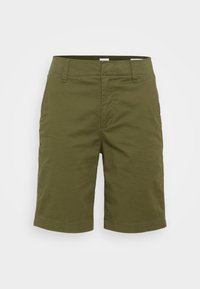 Shorts vert olive en coton, dotés d'un devant plat, de passants pour ceinture et de jambes droites, avec une texture lisse et sans motifs visibles.