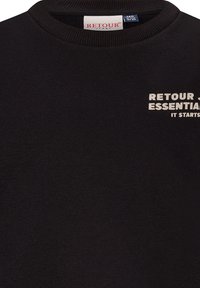 Czarna bluza z miękkiego materiału; ma okrągły dekolt i tekst "RETLOUR ESSENTIAL IT STARTS" w jasnym beżu.