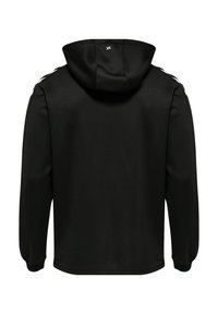 Sudadera negra con capucha y mangas largas, de tejido suave, puños elásticos y un logo en la parte posterior. Presenta rayas laterales en contraste.