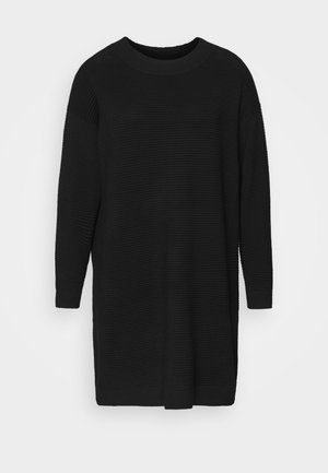 Sort strikket kjole med ribbet struktur, rund halsudskæring, lange ærmer og lige snit, der går til midterlårslængde.