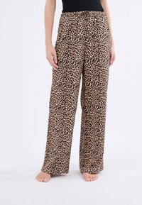 Kalhoty s širokými nohavicemi v leopardím vzoru vyrobené z měkké tkaniny. Obsahují pružný pas pro pohodlí. Barevná paleta zahrnuje béžovou a černou.