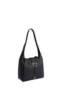 Bolso de hombro de cuero negro con una forma estructurada, textura suave y un acento metálico. Presenta una sola correa y un cierre en la parte superior.