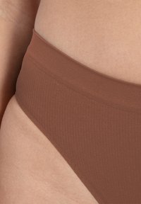 Bruine geribbelde stoffen onderbroek met een soepele tailleband en een snug fit, die subtiele textuur en een naadloos ontwerp laat zien.