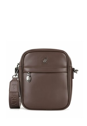 Braune Leder-Crossbody-Tasche mit vorderer Reißverschlusstasche, silbernem Reißverschlusszug und verstellbarem Stoffriemen mit Markenzeichen.