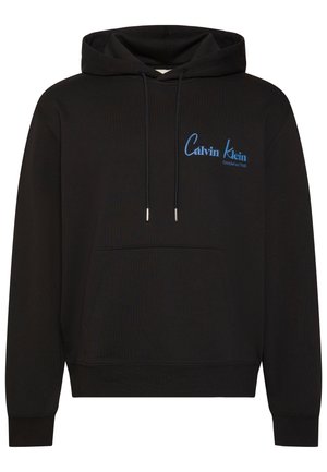 Fekete kapucnis pulóver elülső zsebbel és húzózsinórokkal, bal oldalon a mellrészen kék "Calvin Klein Established 1968" felirattal.