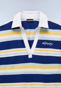 Polo à rayures en marine, bleu clair, jaune ; col blanc ; design en V ; comporte un logo brodé. Texture en coton.