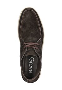 Bruin suède schoen met een ronde neus, bruine veters en een contrasterende witte zool. Aan de binnenkant bevindt zich een zwarte cushioning met het "Greve" logo.