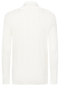 Suéter blanco de trenzas con un cuello alto y dobladillo acanalado. La textura es suave con patrones verticales pronunciados en toda la prenda.