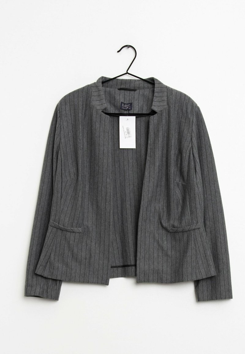 Blazer gris à fines rayures avec ouverture frontale et manches longues, suspendu sur un cintre noir sur fond blanc.