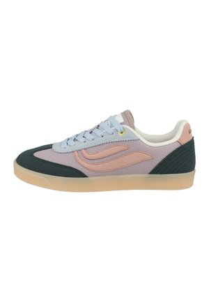 Lage sneaker met lichtpaarse mesh, roze suède accenten, donkergroene neus en hiel, lichtblauwe veters en beige rubberen zool.