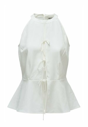 Blusa blanca sin mangas con cuello alto, bajo peplum y cierres delanteros con tres lazos anudados.