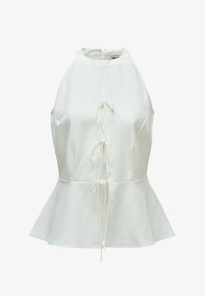 Blusa blanca sin mangas con cuello alto, bajo peplum y cierres delanteros con tres lazos anudados.