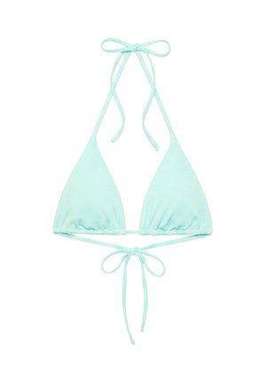 Jasnoniebieski trójkątny top bikini z cienkimi ramiączkami zawiązanymi w kokardki na szyi i plecach na białym tle.