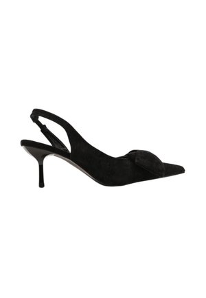 Escarpin à bride arrière en daim noir avec un bout pointu et un détail en nœud sur le cou-de-pied. Présente un talon stiletto et une finition texturée.