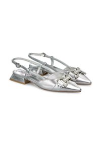 Silberfarbene metallische Slingback-Schuhe mit spitzem Zeh, ausgestattet mit einer dekorativen Schnalle und einem niedrigen quadratischen Absatz. Glatte Textur und Riemen-Design.