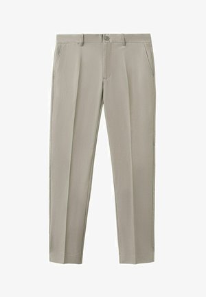 Pantalon beige clair sur mesure avec passants pour ceinture, fermeture avant par bouton et zip, poches latérales et plis marqués le long des jambes.