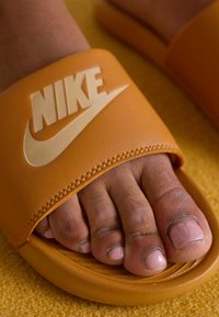 Nike Sportswear VICTORI ONE SLIDE - Pantoletai - crimson tint