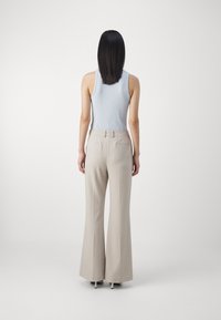 DKNY HIGH WAIST FLARE PANT - Auduma bikses - pebble