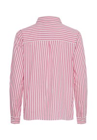 Camisa de manga larga con un patrón de rayas verticales en rosa y blanco, con un pliegue en la parte trasera y puños abotonados. Material de algodón.