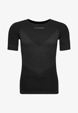 Schwarzes, kurzärmeliges sportliches Shirt mit einem strukturierten Chevron-Muster und Rippendetails am Saum und den Ärmeln.