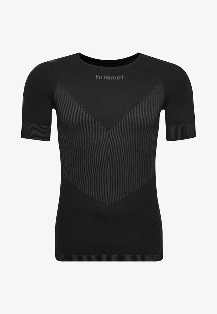 Mustat lyhythihaiset urheilupaidat, joissa on teksturoitu kuvio viistokuvion muodossa, sekä ribbitekniikalla viimeistellyt helma ja hihat.