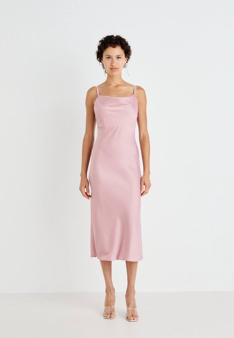 Varrukateta, keskmise pikkusega kleit pehmest roosast satiinist. Omab ruudukujulist kaelust ja sujuvat, tihedat siluetti koos alge sädelusega.